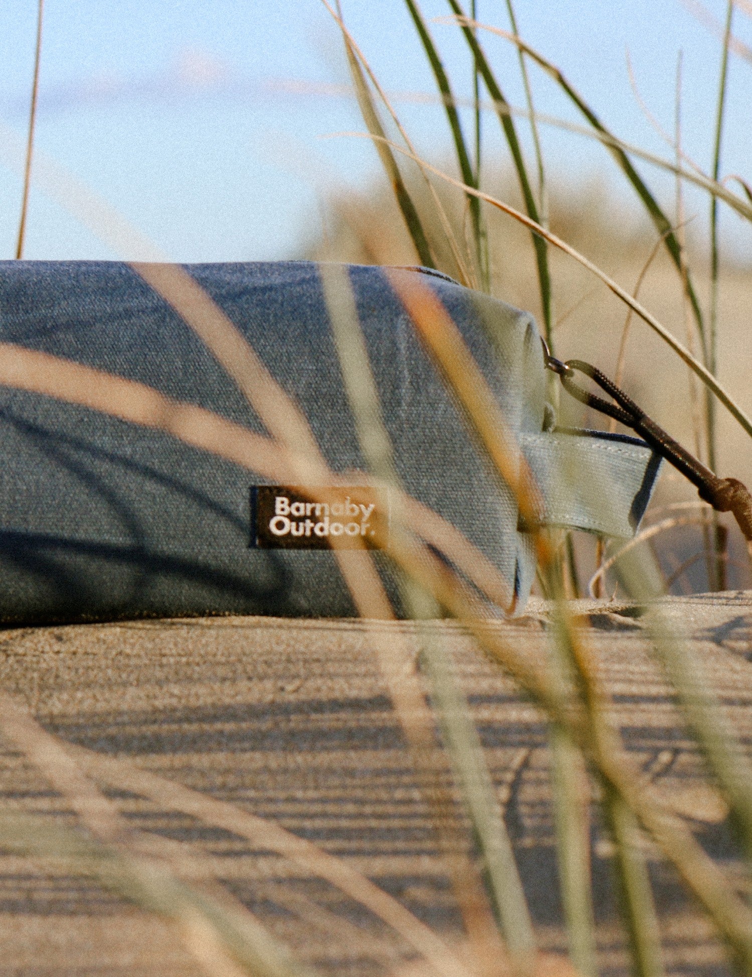 CANVAS wash bag with a brand label in grass